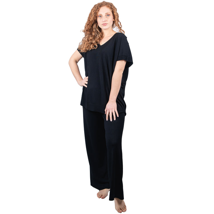 Pantalone nero a gamba larga.