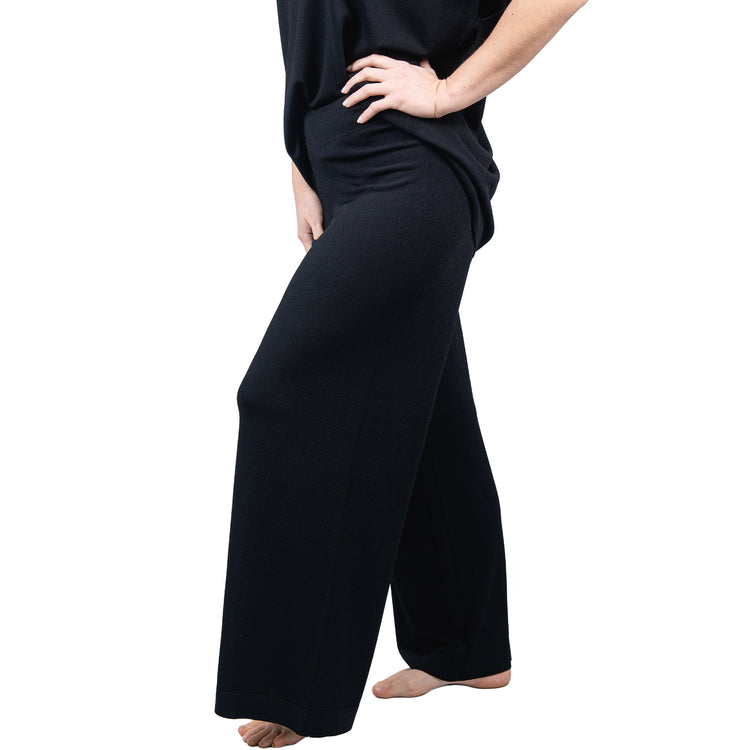 Pantalone nero a gamba larga.