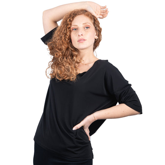 Maglia nera in viscosa.