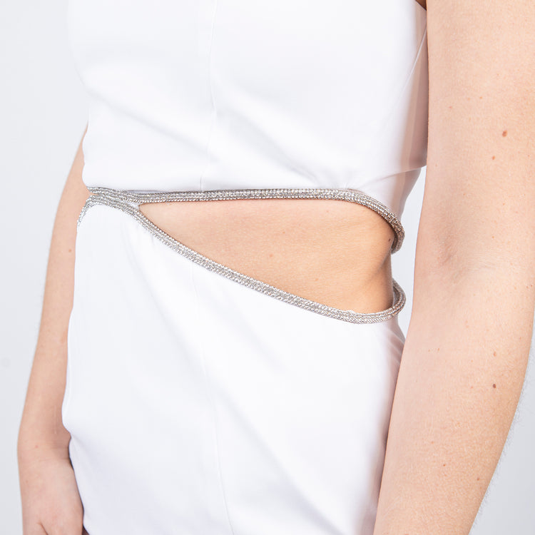 Abito bianco con apertura al corsetto con strass.
