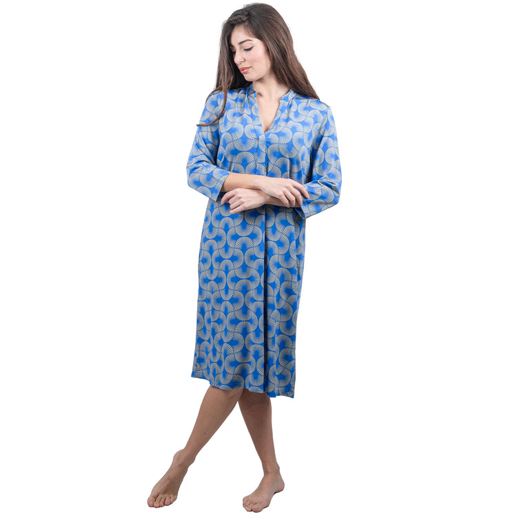 Abito blu con scollo a polo.