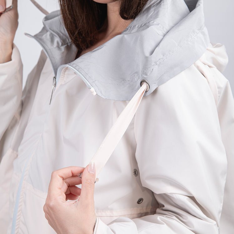 Giacca grigia reversibile antivento e antipioggia.