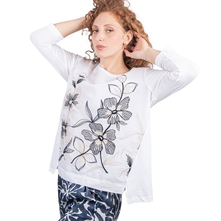 Maglia con fiori neri.