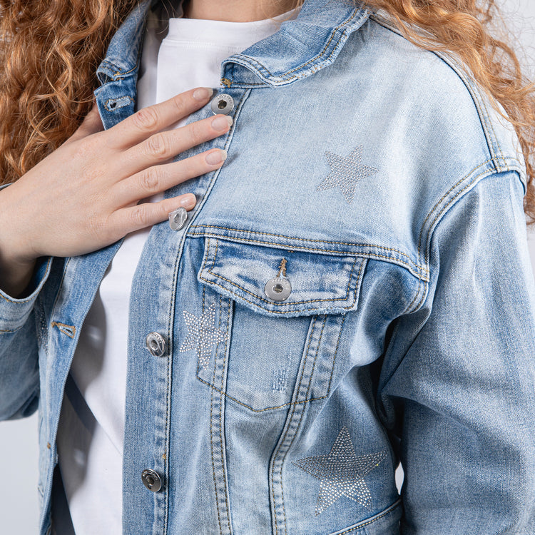 Giubbino di jeans con stelle.