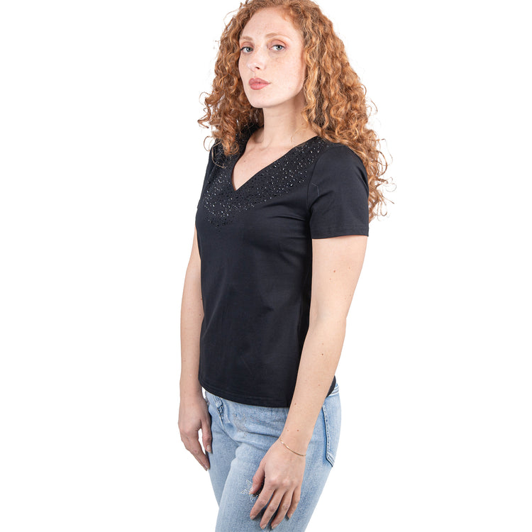 Maglia nera con scollo lavorato.