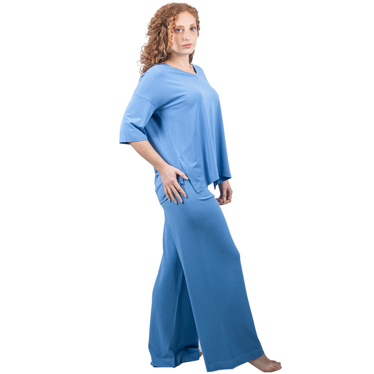 Pantalone azzurro a gamba larga.