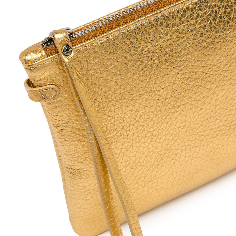 Pochette a mano con tracolla.