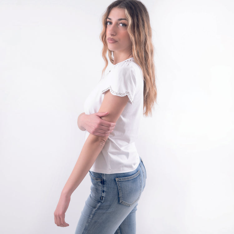 T-shirt in cotone bianco con diamanti applicati