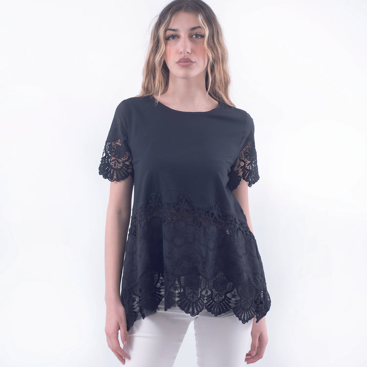 T-shirt in cotone nero con pizzo