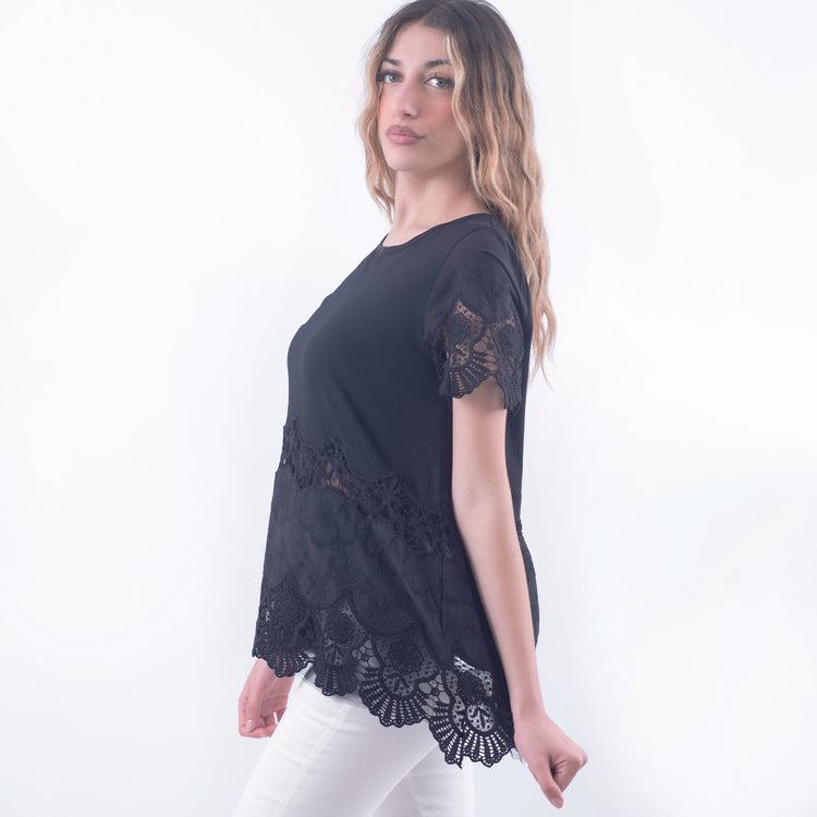 T-shirt in cotone nero con pizzo