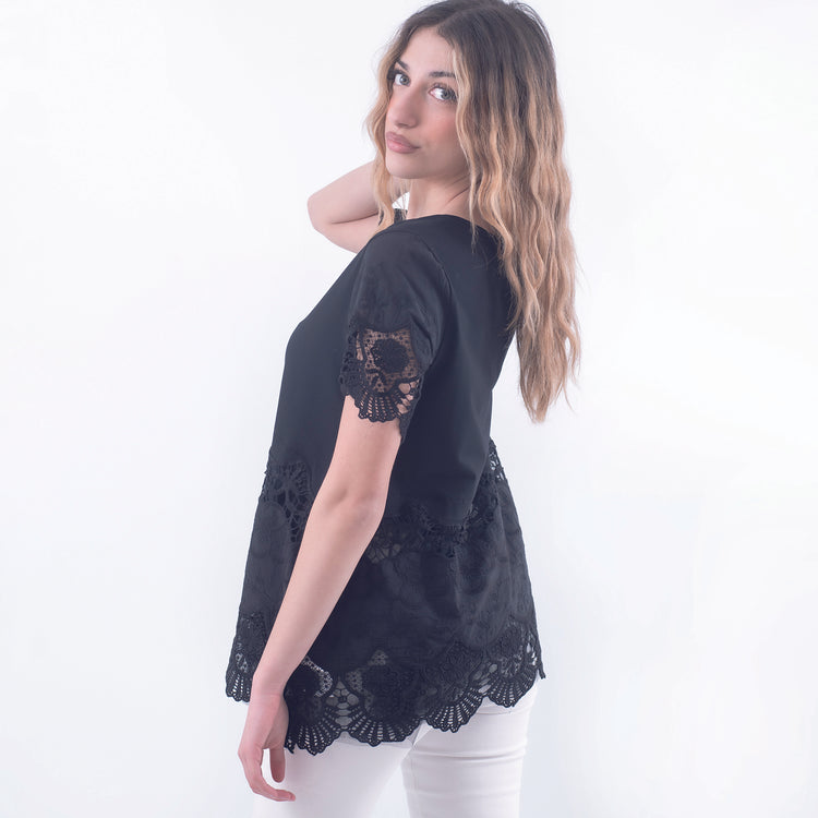 T-shirt in cotone nero con pizzo