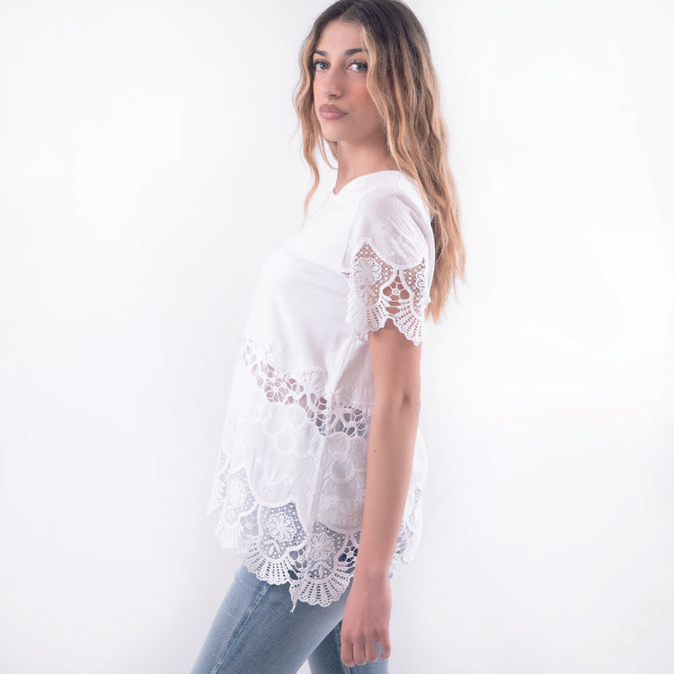 T-shirt in cotone bianco con pizzo