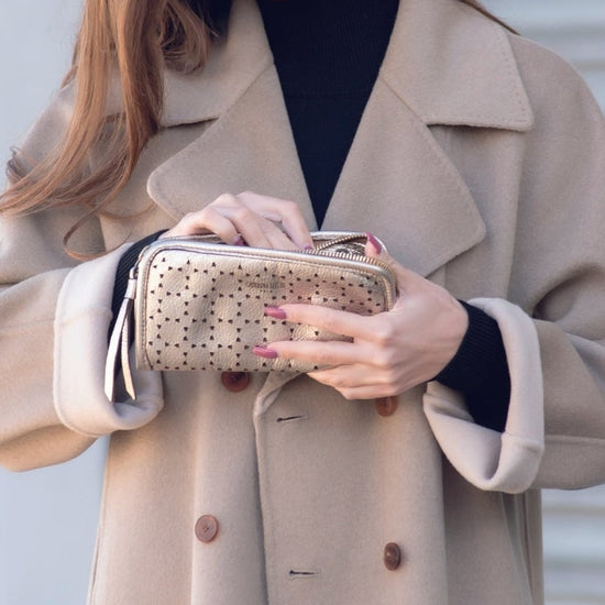 Portafoglio laminato con zip beige