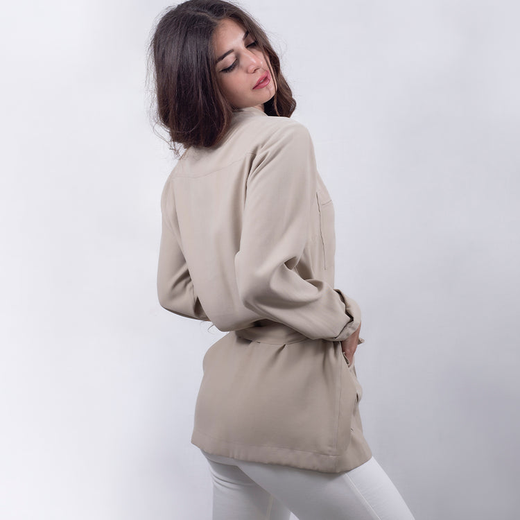 Giacca sahariana in cupro con colletto e cintura in vita beige