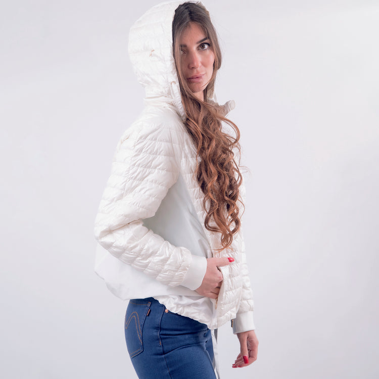 Piumino trapuntato con cappuccio bianco