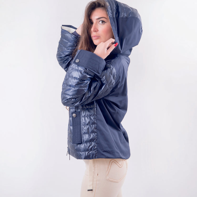 Piumino reversibile con cappuccio blu e bianco