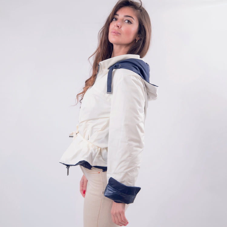 Piumino reversibile con cappuccio blu e bianco