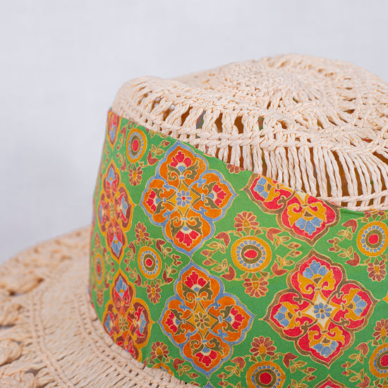 Cappello in carta con falda piccola traforata e fascia di cotone in fantasia geometrica beige