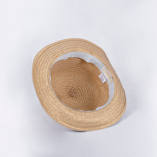 Cappello laminato beige con fascia intorno alla calotta