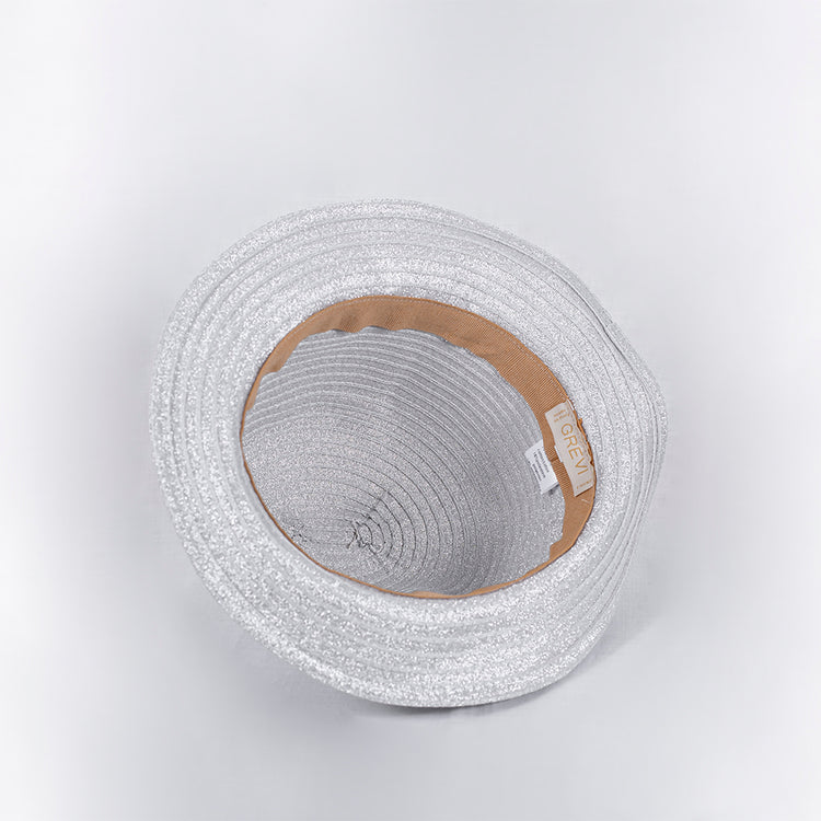Cappello laminato argento con fascia intorno alla calotta