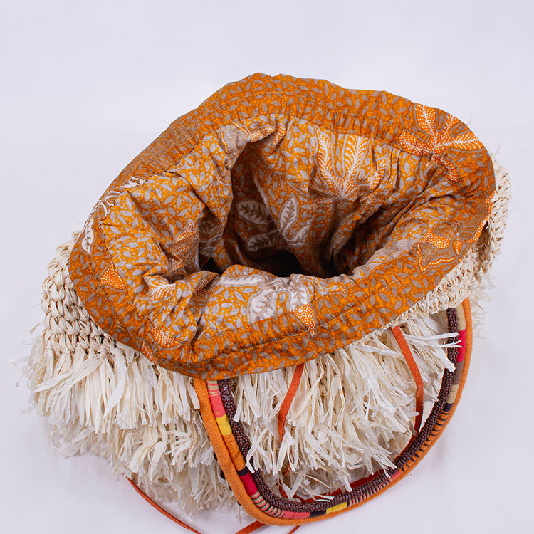 Borsa in paglia con frange intorno e manici ricamati con perline e conchiglie arancione
