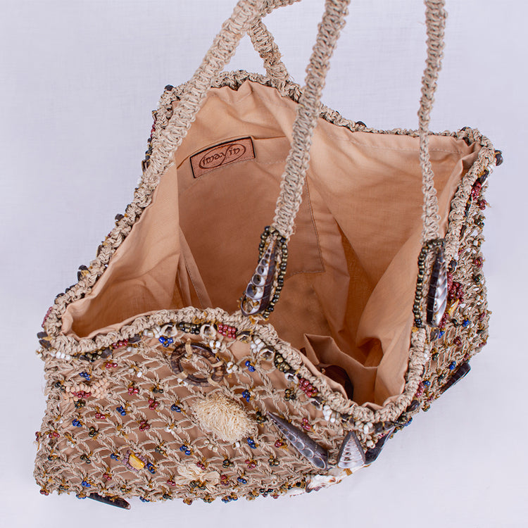 Borsa shopping in rete ricamata con applicazioni di conchiglie e pompon naturale