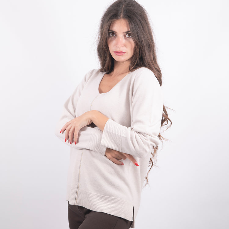 Pullover scollo V con monile sul davanti beige