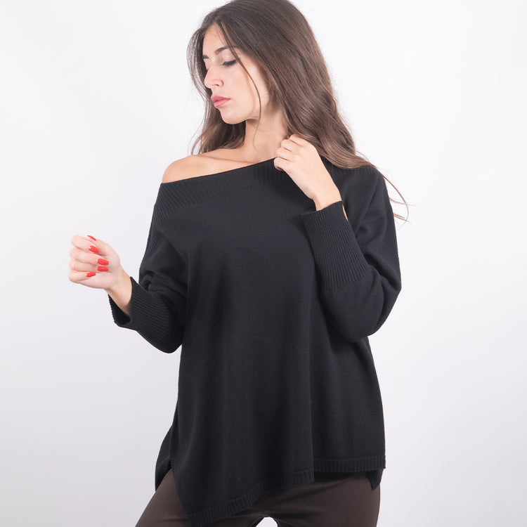 Pullover in lana scollo barca nero