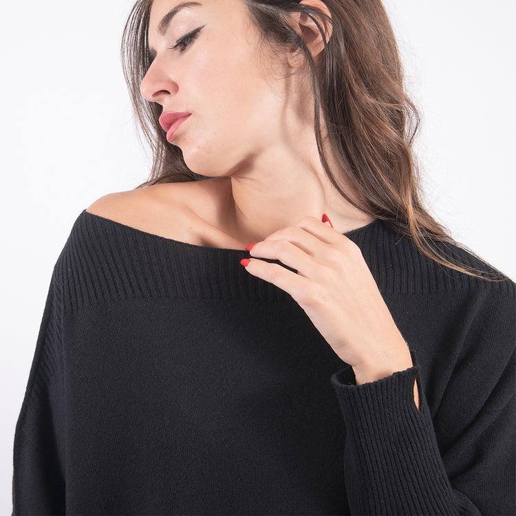 Pullover in lana scollo barca nero