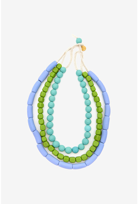Collana con tre fili e mix di resine in degradé di colore azzurro
