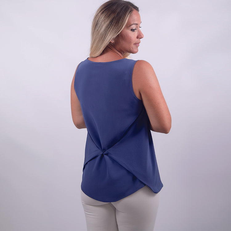 Top blu scollo V in seta