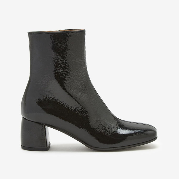 Stivaletto a punta in vernice nero