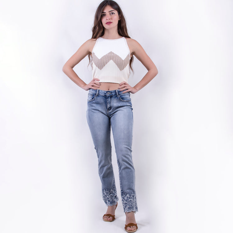 Jeans elasticizzato con ricamo sul fondo