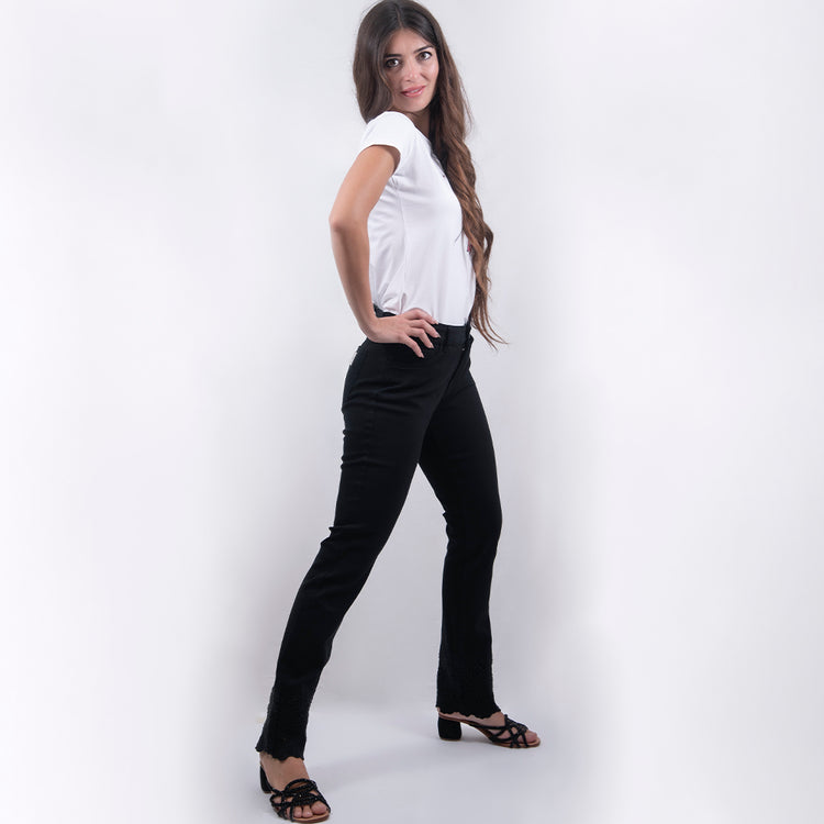 Jeans elasticizzato nero con ricamo sul fondo