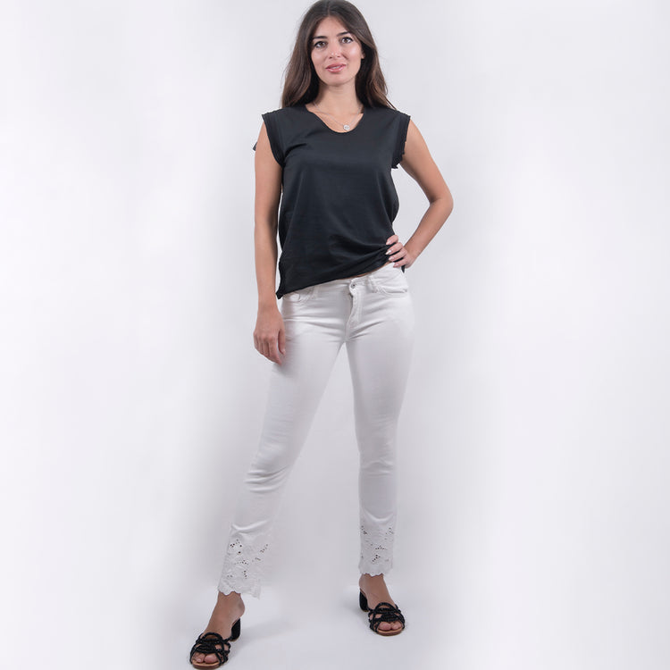 Jeans elasticizzato bianco con ricamo sul fondo