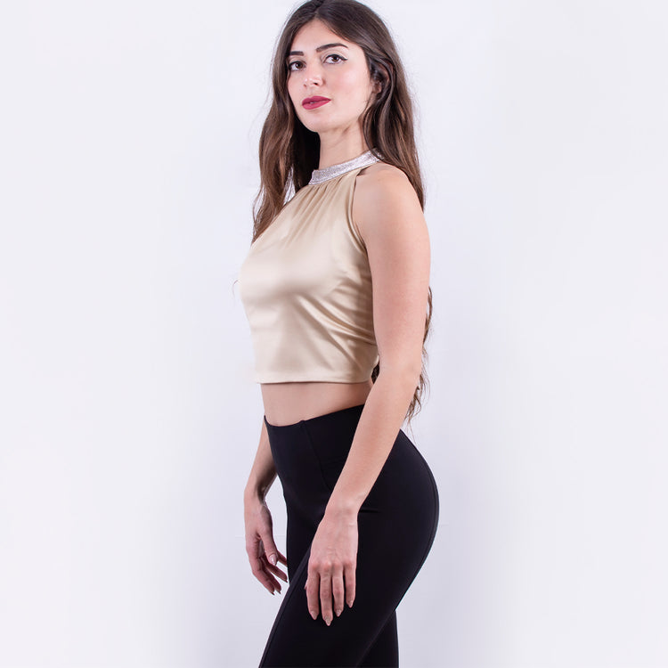 Top corto oro con collana strass al collo
