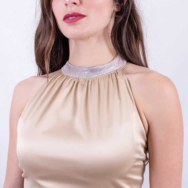 Top corto oro con collana strass al collo