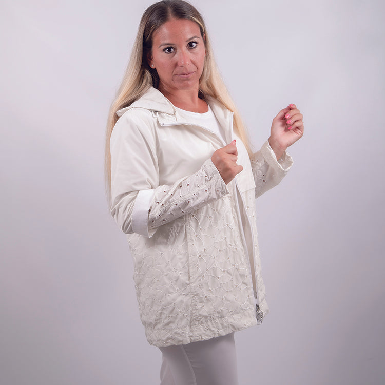 Giubbino impermeabile con cappuccio traforato bianco