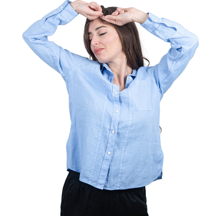 Camicia azzurra con taschino.