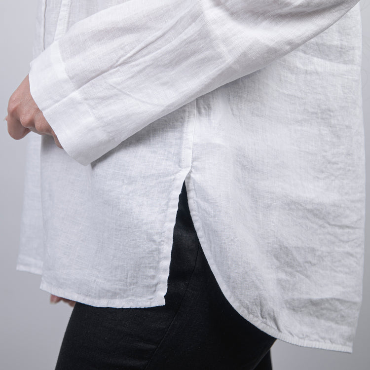 Camicia bianca con collo alla coreana.