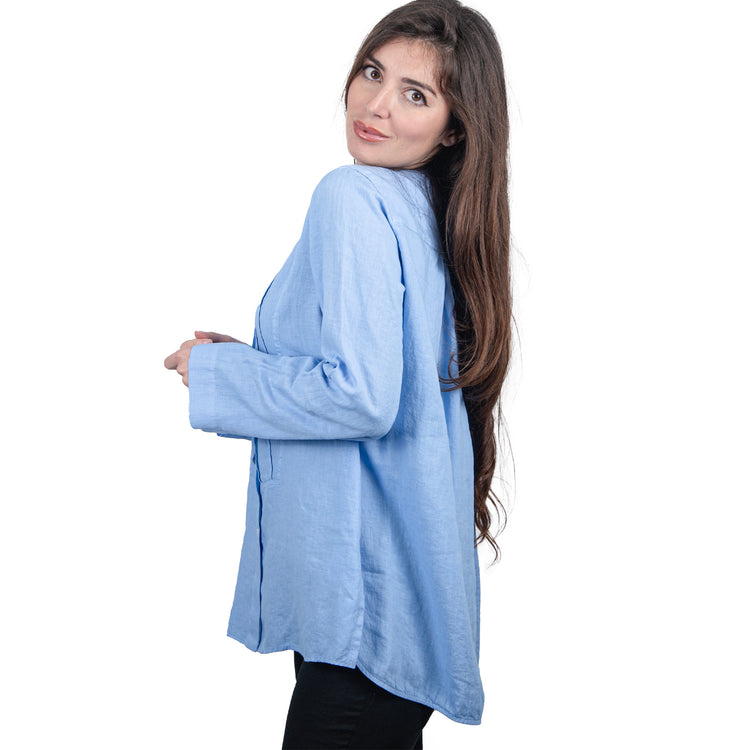 Camicia celeste con collo alla coreana.