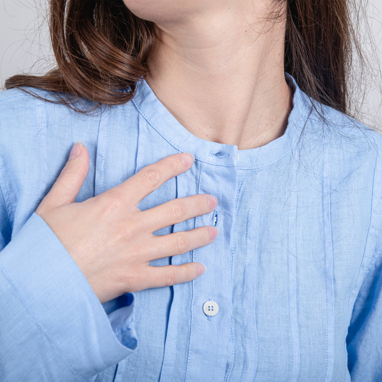 Camicia celeste con collo alla coreana.