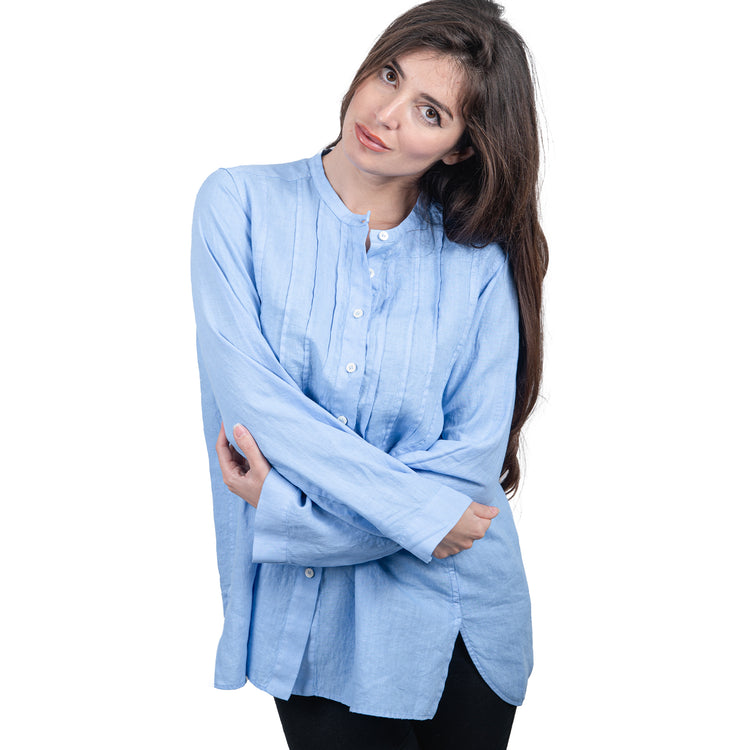 Camicia celeste con collo alla coreana.