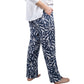 Pantalone a fiori blu.