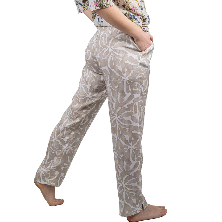 Pantalone a fiori beige.