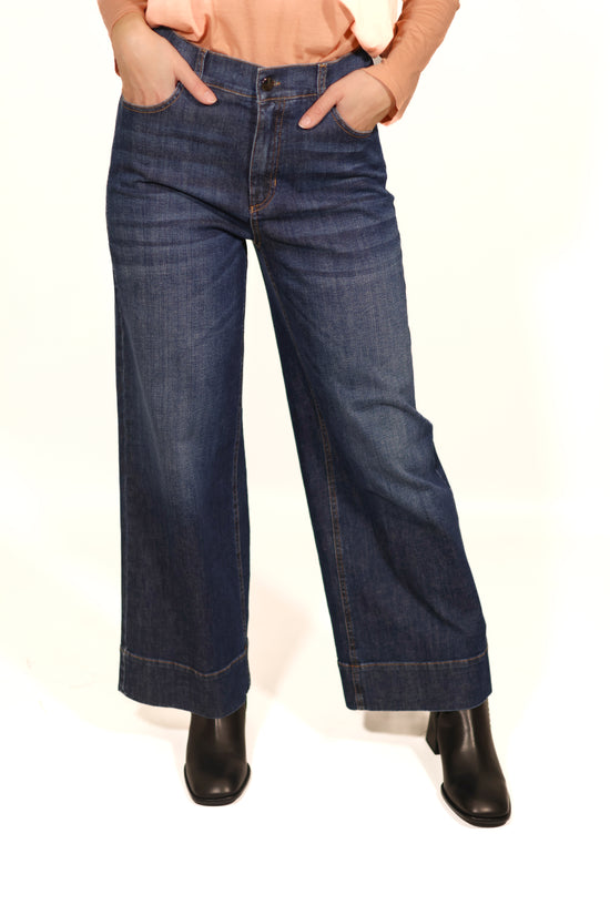 Jeans cinque tasche  elasticizzato con gamba corta e larga sul fondo
