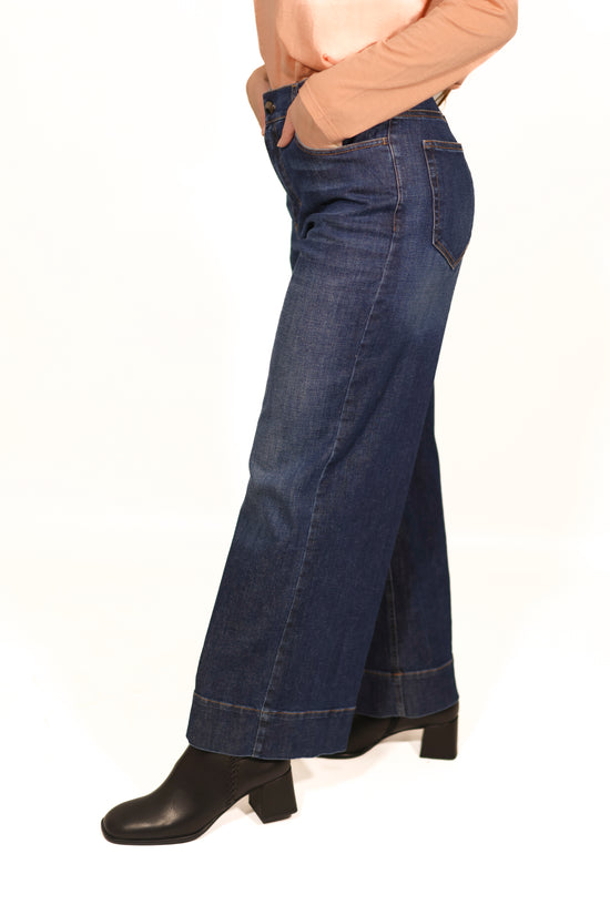 Jeans cinque tasche  elasticizzato con gamba corta e larga sul fondo
