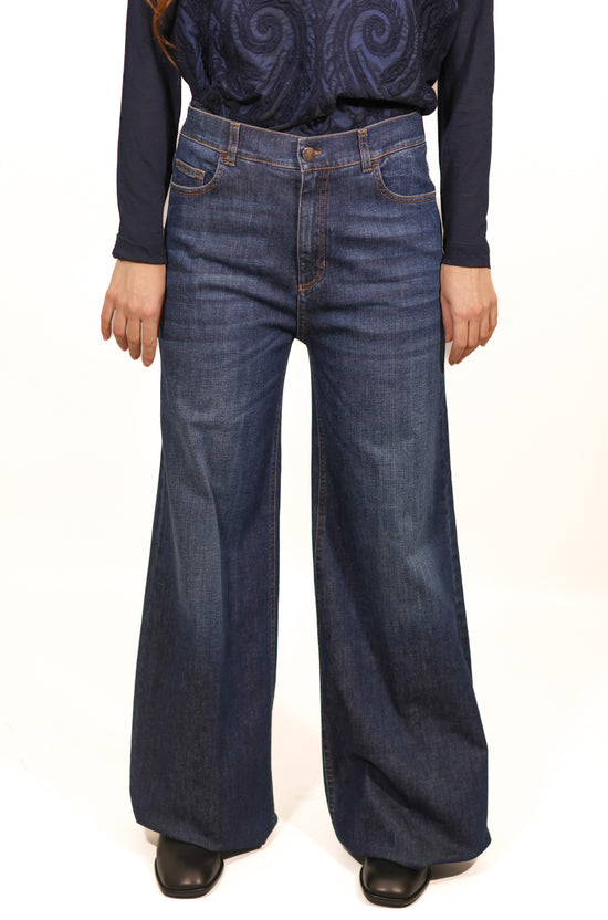 Jeans cinque tasche in comodo tessuto elasticizzato, con gamba larga sul fondo.