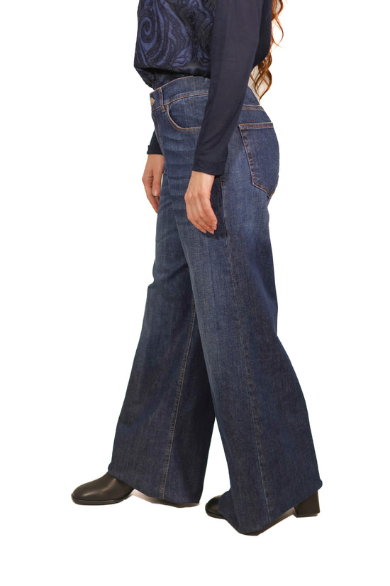 Jeans cinque tasche in comodo tessuto elasticizzato, con gamba larga sul fondo.