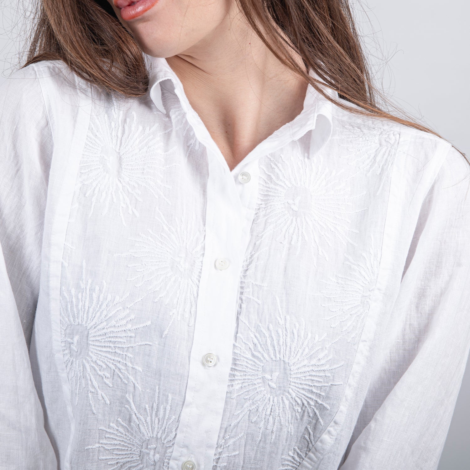 Camicia bianca con ricamo sul davanti.